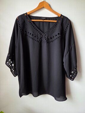 EUC BUCKLE BLACK V NECK CUT OUT LOOSE FITTING TOP SIZE LARGE